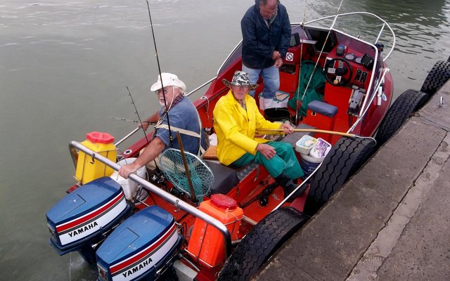 Dis nog vroeg in die dag en die manne is vol moed vir die vangs wat voorlê…. 